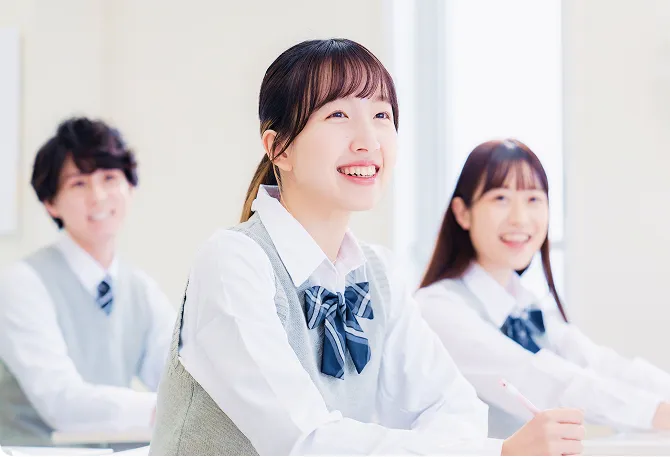 生徒たちが笑顔で授業を受けている様子