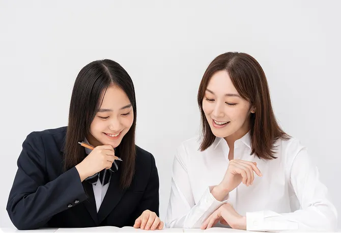 先生が生徒に個別指導をしている様子