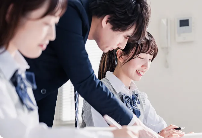 先生が教室で指導する様子